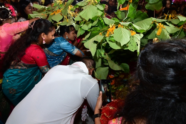 मुख्यमंत्री पूजा करते हुए