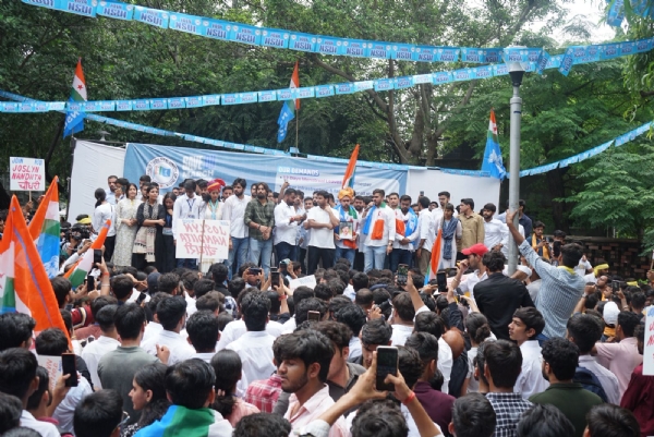 एनएसयूआई के राष्ट्रीय अध्यक्ष वरुण चौधरी के नेतृत्व में मार्च करते हुए छात्र।