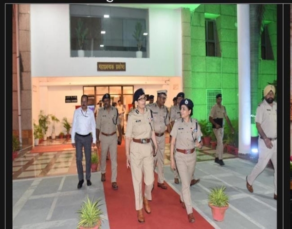 निरीक्षण करती महानिदेशक