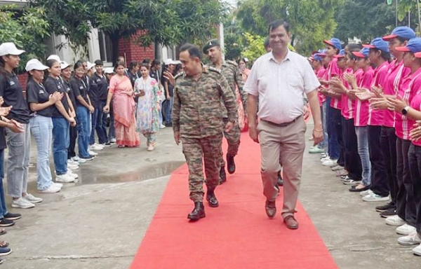 सोनीपत: कमांडिंग ऑफिसर कर्नल अनूप रावत का छात्राओं जैन गर्ल्स कॉलेज गन्नौर में स्वागत