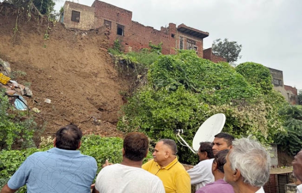 सोनीपत: बरसात से गिरे मकानों जायजा लेते हुए मेयर राजीव जैन
