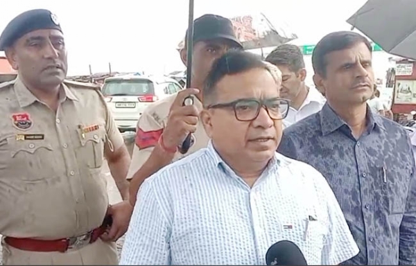 सोनीपत: यमुना पर सोनीपत उपायुक्त सुशील सारवान जानकारी देते हुए