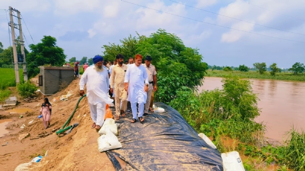 फतेहाबाद। जाखल क्षेत्र में घग्गर का निरीक्षण करते सांसद सुभाष बराला।