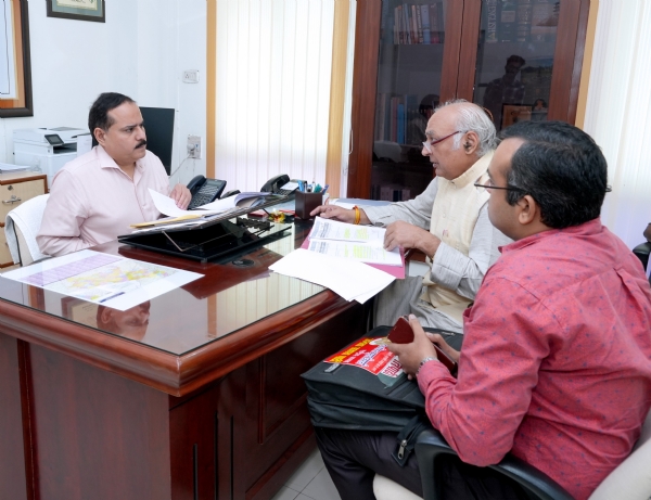 मुख्य निर्वाचन अधिकारी नवदीप रिणवा राजनीतिक दलों के लोगो के साथ सुनवाई करते हुए