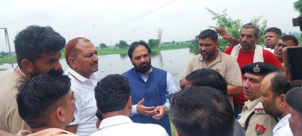 खेतों में जलभराव के बारे में जानकारी लेने पहुंचे भाजपा विधायक देवेंद्र चतरभुज अत्री।