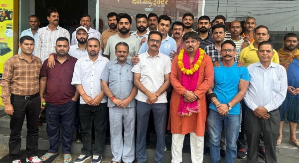 वरजेशवर राणा काे सममानित करते भाजपा कारयकरता््