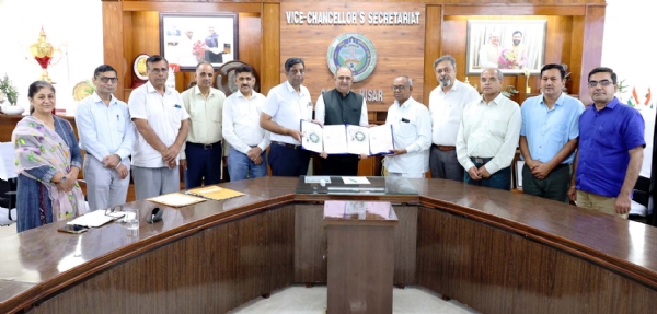 विश्वविद्यालय के कुलपति प्रो. बीआर कम्बोज के साथ कंपनी के अधिकारी व विश्वविद्यालय के अधिकारीगण।