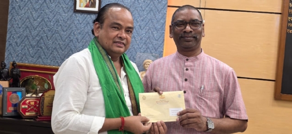 सीएम को न्यौता देते मंत्री इरफान अंसारी