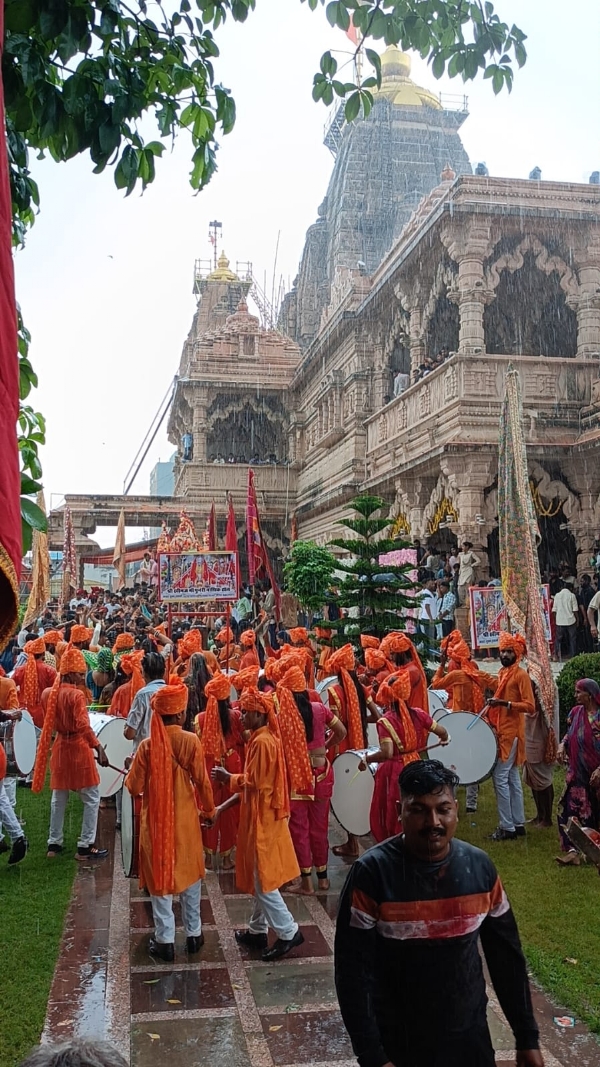 चित्तौड़गढ़ जिले के श्री सांवलियाजी मेले में बुधवार को जलझूलनी एकादशी पर निकाला बेवान।