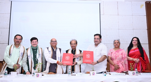 समझोता ज्ञापन के साथ मौजूद पूर्व राज्यपाल प्रो जगदीश मुखी व हकेंवि कुलपति प्रो टंकेश्वर कुमार।
