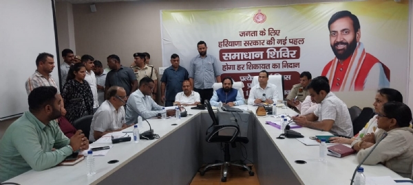 उपमंडल कार्यालय में प्राकृति आपदा से निपटने के लिए अधिकारियों के साथ मीटिंग करते हुए विधायक देवेंद्र चतरभुज अत्री।