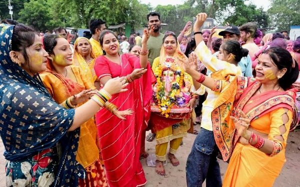 कानपुर में गंगा बैराज में भगवान गणेश के विसर्जन के दौरान नृत्य करती युवतिया का छायाचित्र
