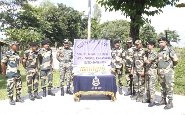 असमअसम_भारत-बांग्लादेश की अंतरराष्ट्रीय सीमावर्ती क्षेत्र से बरामद सोने के बिस्कुट के साथ बीएसएफ गुवाहाटी फ्रंटियर के आईजी, अधिकारी एवं जवान