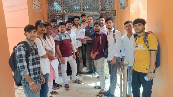 मांगों को लेकर प्राचार्य डा विनोद कुमार पाठक को ज्ञापन सौंपते हुए अभाविप के पदाधिकारी।