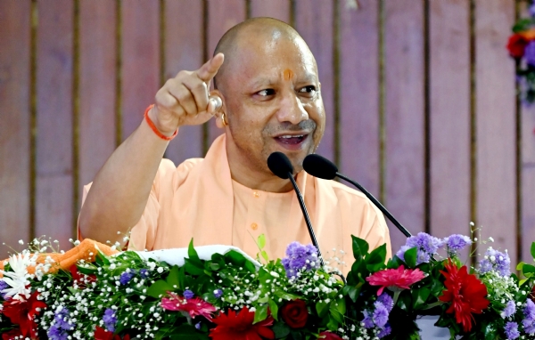 कानपुर में आईआईटी में कार्यक्रम के दौरान मंच से बोलते मुख्यमंत्री योगी आदित्यनाथ का छायाचित्र