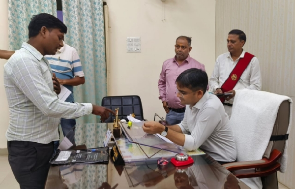 जनता दर्शन  मे जिलाधिकारी