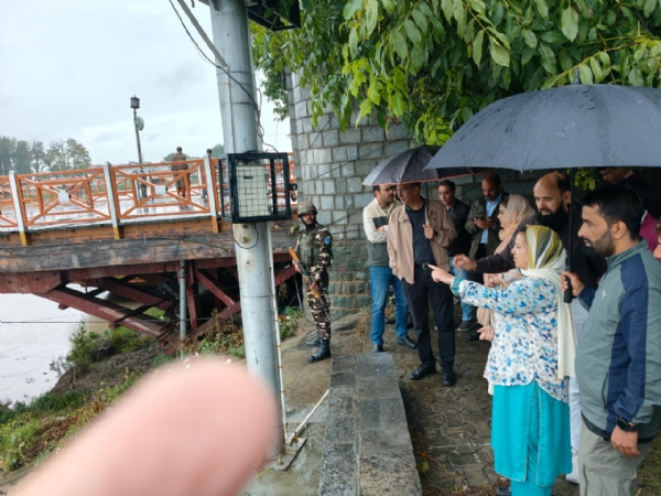 स्वास्थ्य मंत्रीए मुख्यमंत्री के सलाहकार ने सिंचाई एवं बाढ़ नियंत्रण कक्ष रामबाग का किया दौराए बाढ़ की मौजूदा स्थिति की समीक्षा की