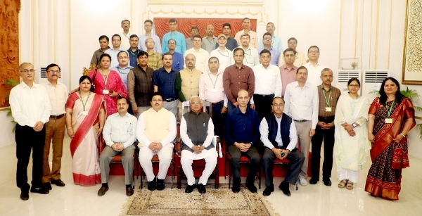 राज्यपाल मंगुभाई पटेल के साथ केन्द्रीय सचिवालयीन सेवा के प्रशिक्षु अधिकारियों का समूह चित्र