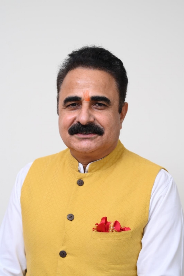 बोर्ड अध्यक्ष।