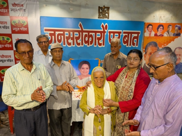 जयंती पर श्रद्धांजलि अर्पित करते लोग।