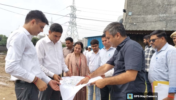 गुरुग्राम के वजीराबाद में स्पोर्ट्स कॉम्पलेक्स के निर्माण की जानकारी लेते निगमायुक्त प्रदीप कुमार।