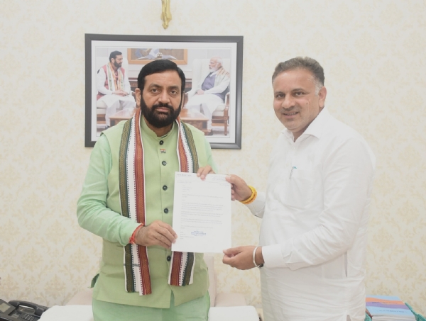 बुधवार को चंडीगढ़ में मुख्यमंत्री नायब सिंह सैनी को ज्ञापन सौंपते बादली के विधायक कुलदीप वत्स।