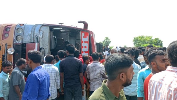 सड़क किनारे पलटी बस