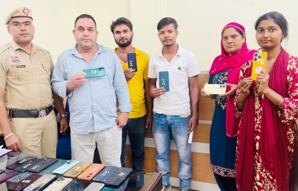 सोनीपत: चारी हुए मोबाइल फोन बरामद कर मालिकों  को सौंपते हुए
