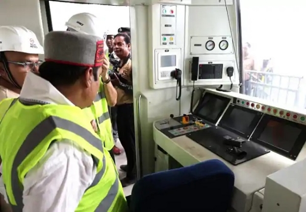 मेट्राे में बैठे मंती्र जीवेश मिश्र