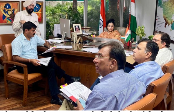 हरियाणा के सिंचाई मंत्री श्रुति चौधरी अधिकारियों की बैठक लेते हुए