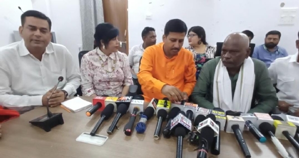 प्रेस वार्ता में मौजूद एनडीए नेता