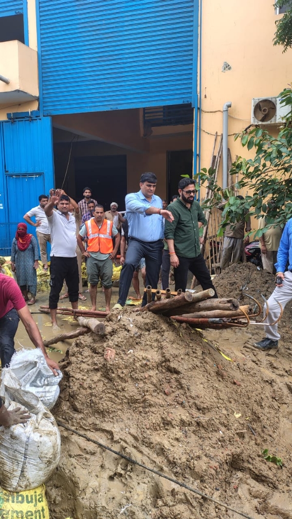 बहादुरगढ़ में ओवरफ्लो चल रही ड्रेन नंबर-8 का जायजा लेते रोहतक मंडल के आयुक्त पीसी मीणा।