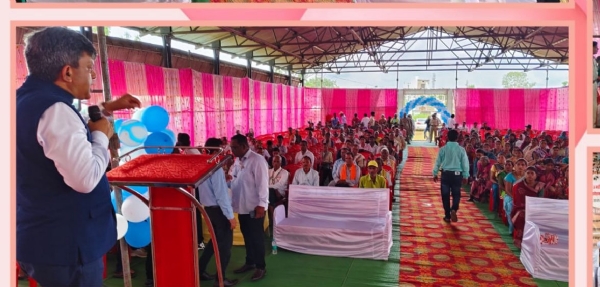 कार्यक्रम में उपस्थित अतिथि व अन्य लोग।