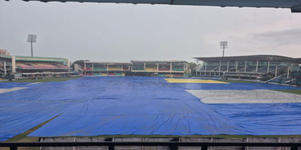 बारिश के चलते पिच और ग्राउंड को पूरी तरह से किया गया कवर