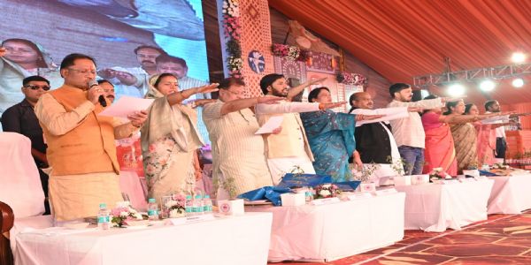 बाल विवाह मुक्त भारत अभियान के लिए संकल्‍प द‍िलाते मुख्‍यमंत्री साय