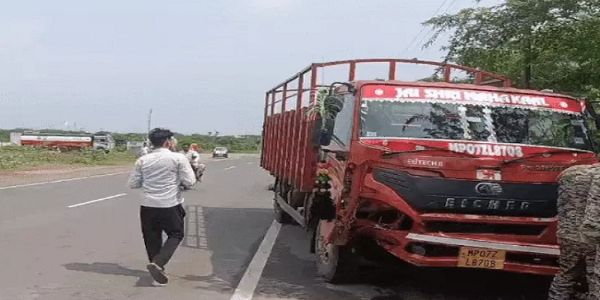 हादसे के बाद जब्त कैंटर