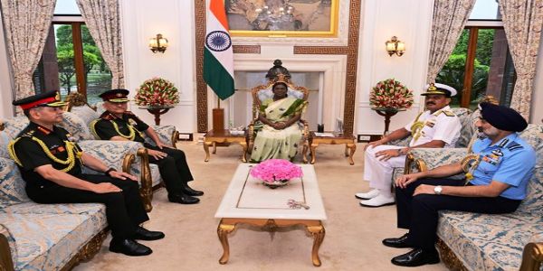 राष्ट्रपति द्रौपदी मुर्मु से मुलाकात के दौरान सीडीएस और तीनों सेनाओं के प्रमुख