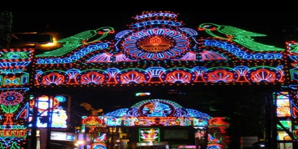 पूजा पंडालों की लाइटिंग देख आकर्षित हो रहे हैं श्रद्धालु