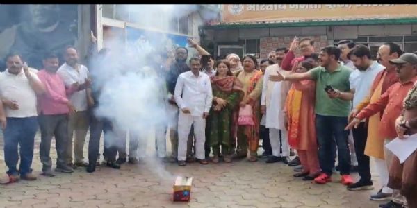 भाजपा कार्यकर्ताओं ने सीबीआई जांच की संस्तुति पर मुख्यमंत्री धामी की तारीफ की, बोले- युवाओं के हित में साहसिक निर्णय