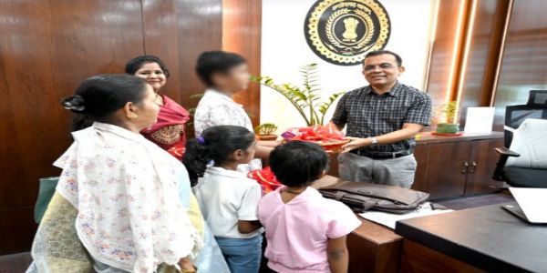 प्रधानमंत्री केयर फॉर चिल्ड्रन योजना के लाभान्वित बच्चे कलेक्टर से मिलकर हुए उत्साहित