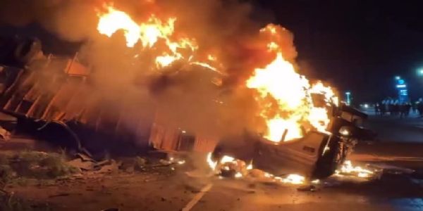 ट्रक और ट्रेलर में टक्कर के बाद लगी भीषण आग में चालक जिंदा जला