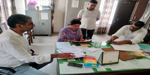हिसार : खंड कृषि अधिकारी कार्यालय में सीएम फ्लाइंग की रेड, रिकॉर्ड व लैब की जांच