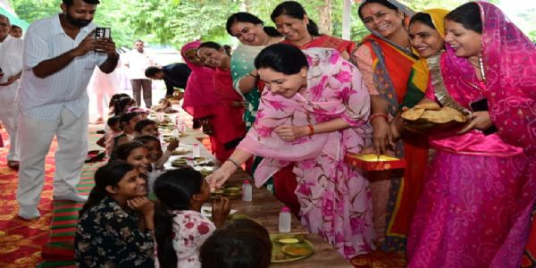 उपमुख्यमंत्री दीया कुमारी ने 101 कन्याओं का पूजन कर मनाया दुर्गाष्टमी पर्व