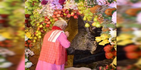 उपराज्यपाल ने माता वैष्णो देवी मंदिर में पूजा-अर्चना कर केंद्र शासित प्रदेश में शांति एवं समृद्धि की कामना की
