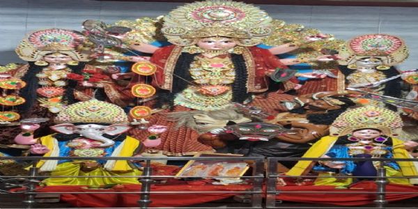 पट खुलते ही पंडालों में उमड़ी आस्था की भीड़