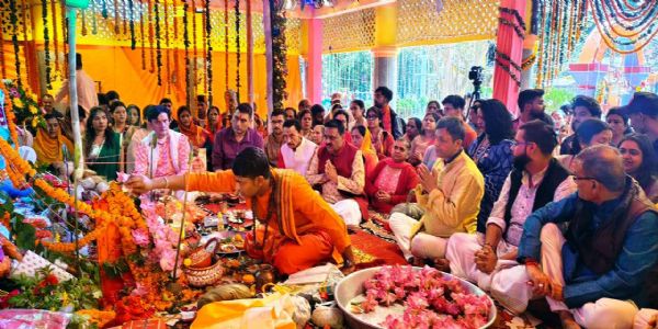 दुर्गा पूजा महोत्सव: 108 कमल के फूलों से हुआ माता का अभिषेक