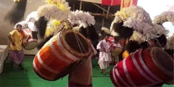 विशेष :: पूजा पंडालों में ढ़ाक की गूंज - तकनीक के साथ विकसित होते वाद यंत्रों में गुम होती विरासत की थाप