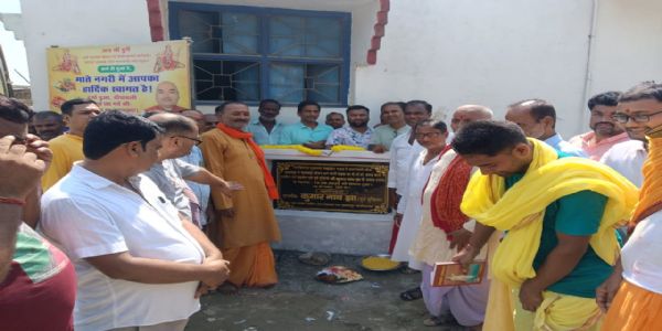 जनप्रतिनिधियों ने किया अनदेखी तो ग्रामीणों ने श्रमदान कर बना डाला पीसीसी सड़क