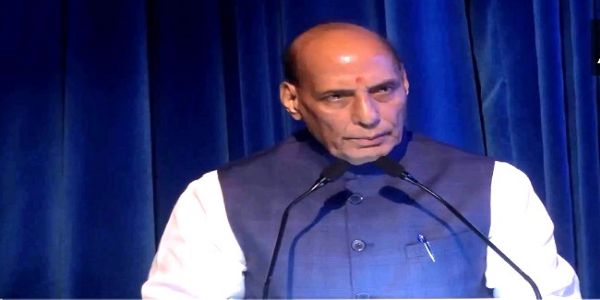 तीनों सेनाओं के साथ आने पर ही चुनौतियों का मुकाबला करने में सक्षम होगा भारत : राजनाथ