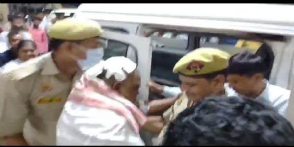 जेल में बंद पूर्व मंत्री गायत्री प्रजापति पर बंदी ने किया हमला